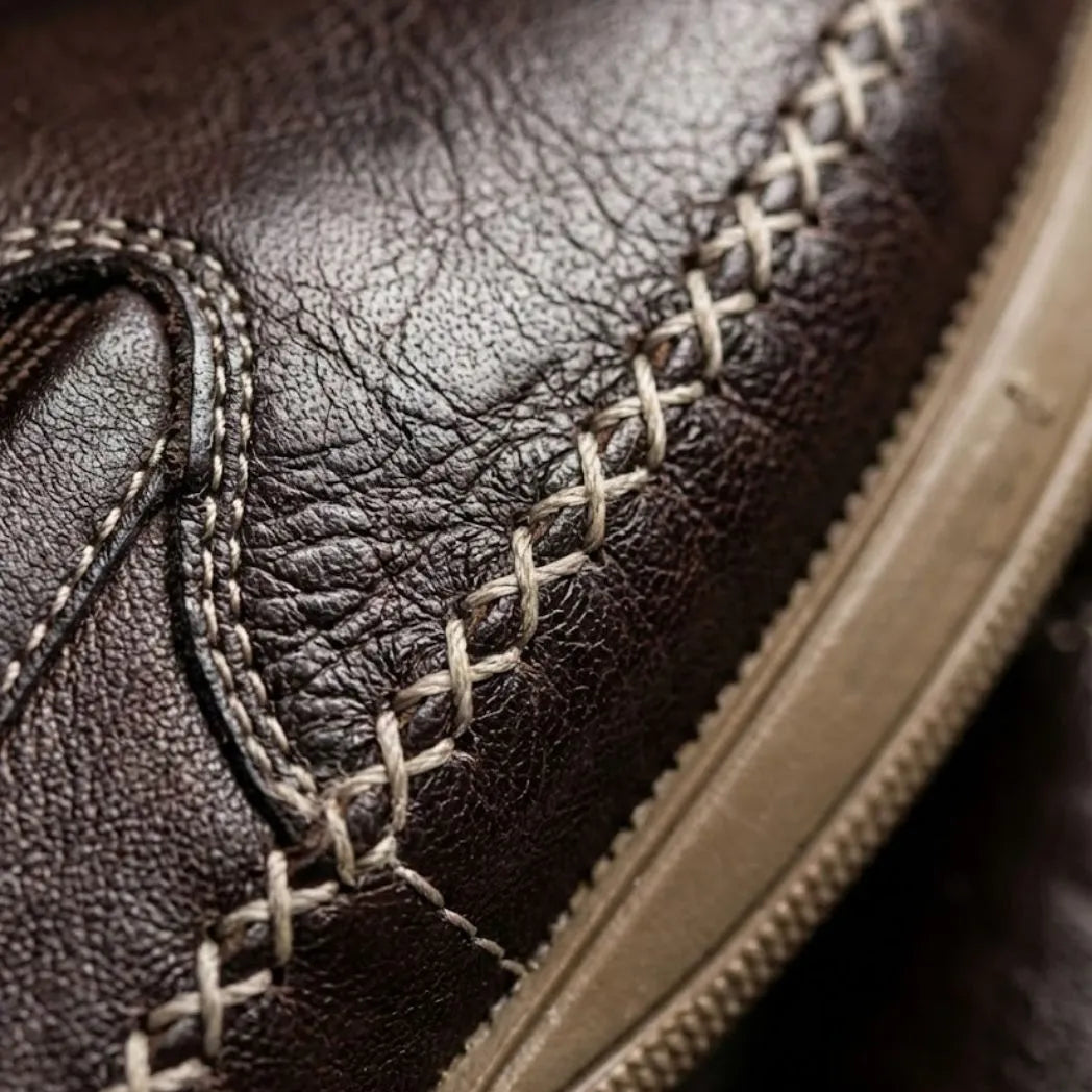 Mocassim Cognac de Couro Marrom Escuro: detalhe do modelo.