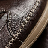 Detalhe da textura e das costuras do Mocassim Cognac de Couro na cor marrom-escuro.