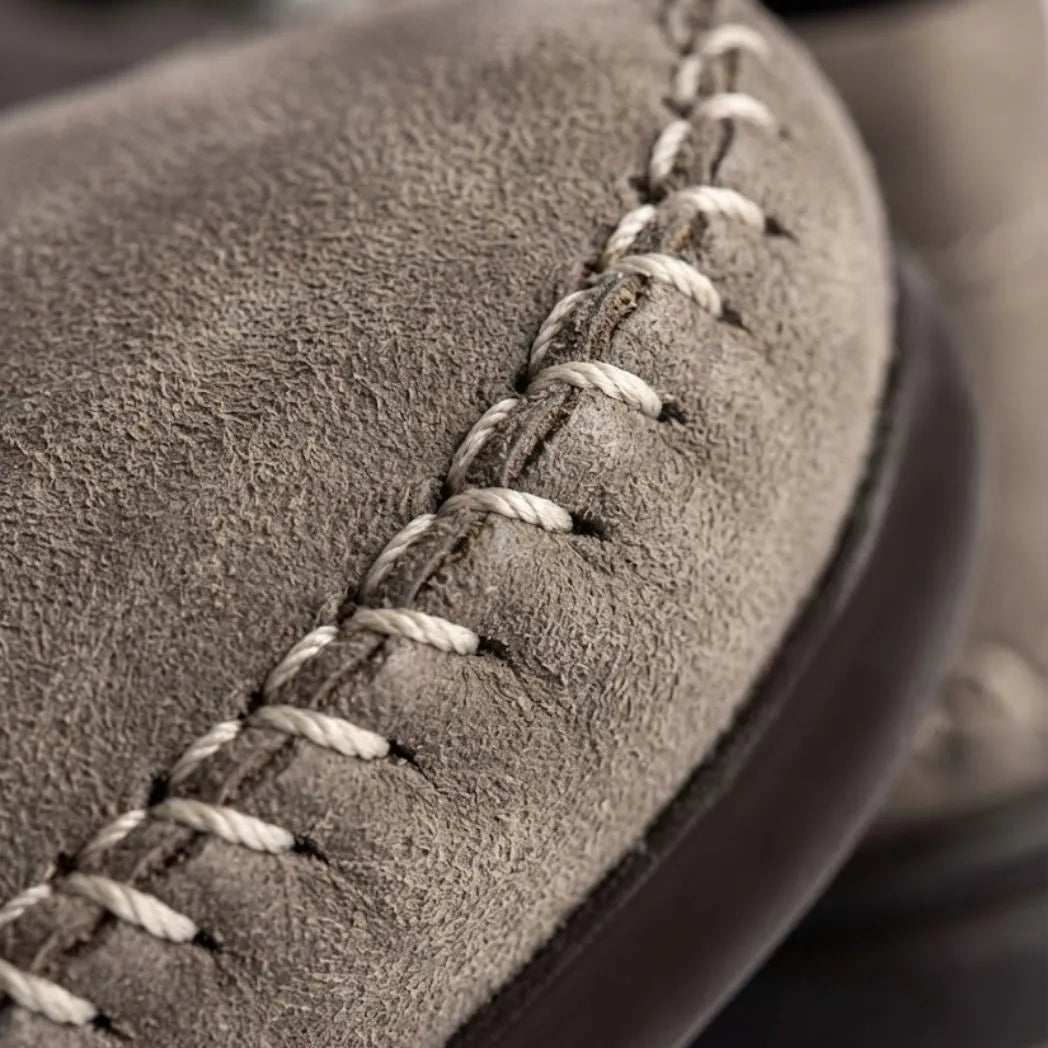 Detalhe da textura e das costuras do Mocassim Cognac de Couro na cor cinza.