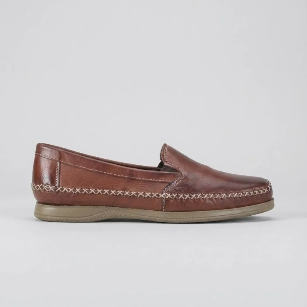 Mocassim Cognac de Couro na cor marrom-avermelhado, em vista lateral.