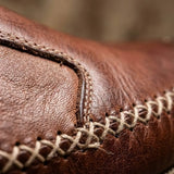Detalhe da textura e das costuras do Mocassim Cognac de Couro na cor marrom-avermelhado.