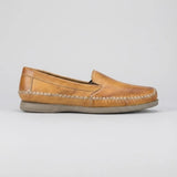 Mocassim Cognac de Couro na cor bege, em vista lateral.