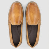 Par do modelo Mocassim Cognac de Couro, na cor bege, visto de cima.