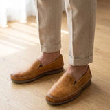 Mocassim Cognac de Couro na cor bege, usado com calça clara de barra dobrada.