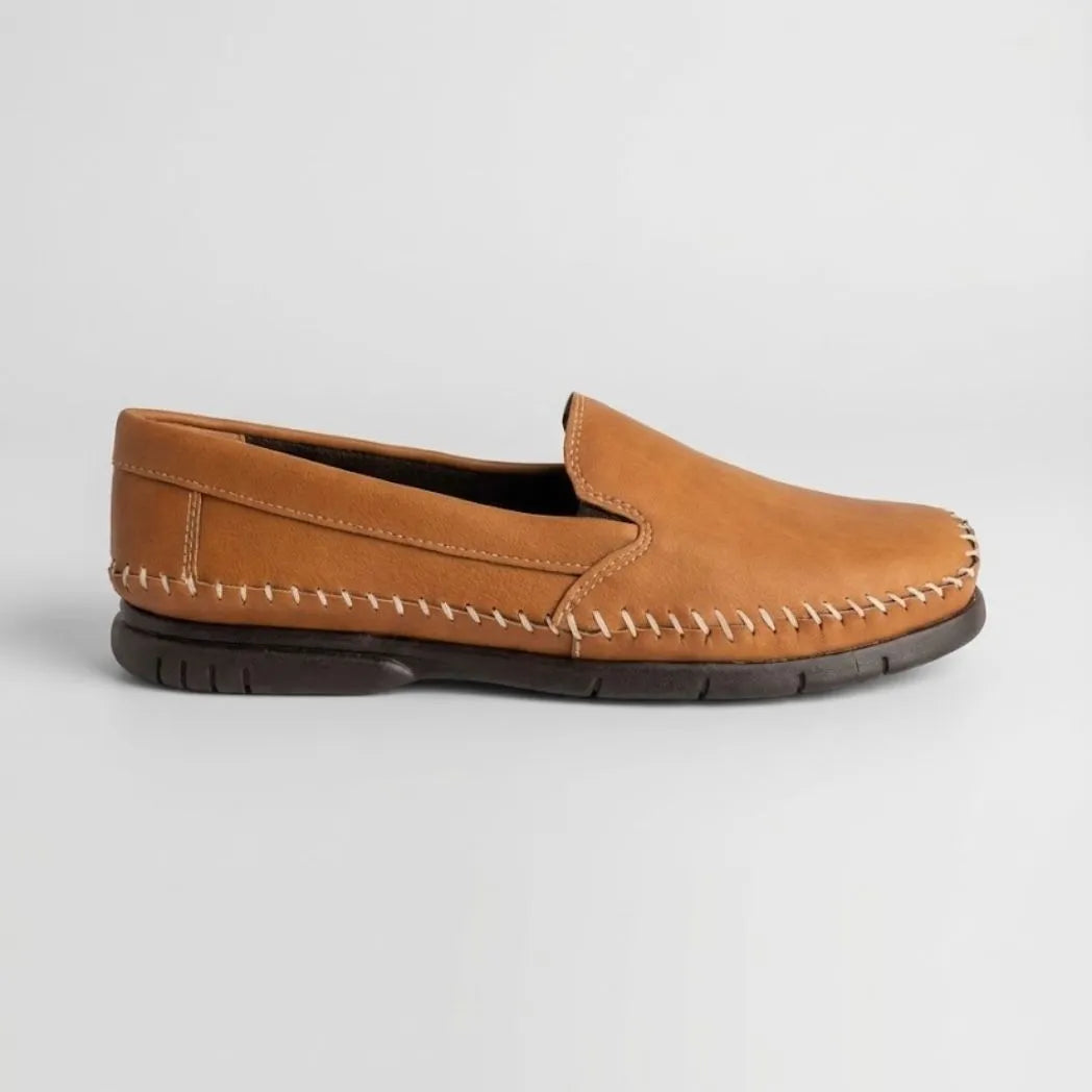 Mocassim Cognac de Couro na cor laranja, em vista lateral.