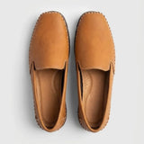 Par do modelo Mocassim Cognac de Couro, na cor laranja, visto de cima.