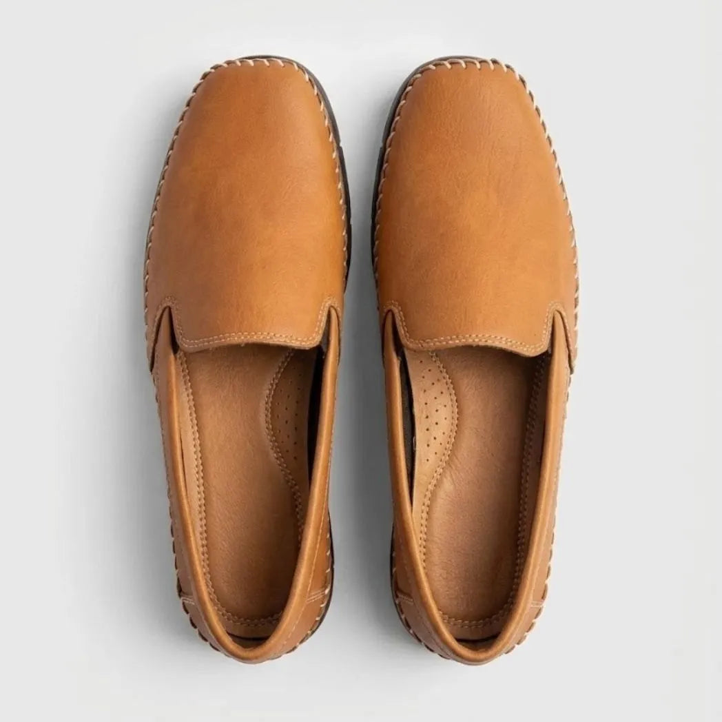 Par do modelo Mocassim Cognac de Couro, na cor laranja, visto de cima.