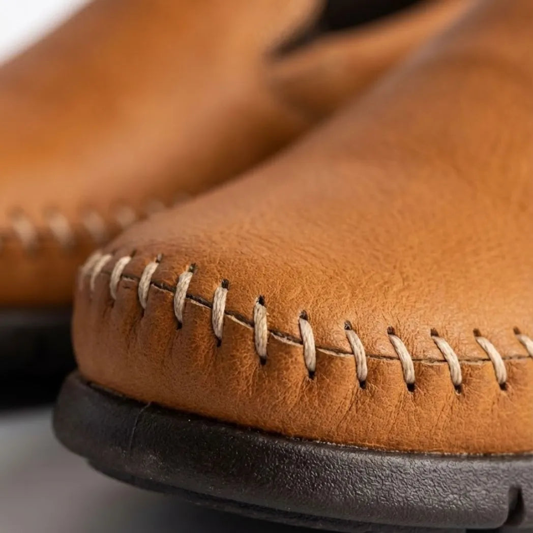 Mocassim Cognac de Couro Laranja: detalhe do modelo.