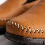 Detalhe da textura e das costuras do Mocassim Cognac de Couro na cor laranja.