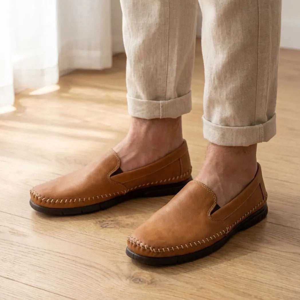 Mocassim Cognac de Couro na cor laranja, usado com calça clara de barra dobrada.