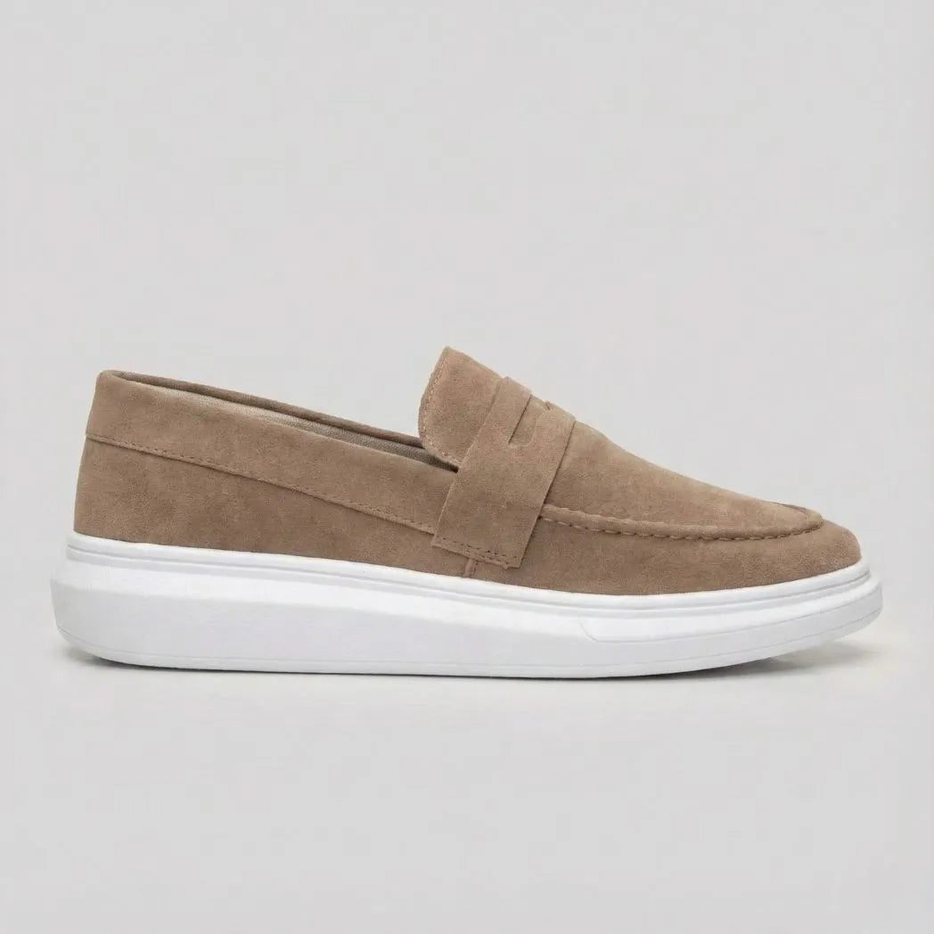 Mocassim Derby de Camurça: modelo bege de perfil, com faixa frontal e sola branca.
