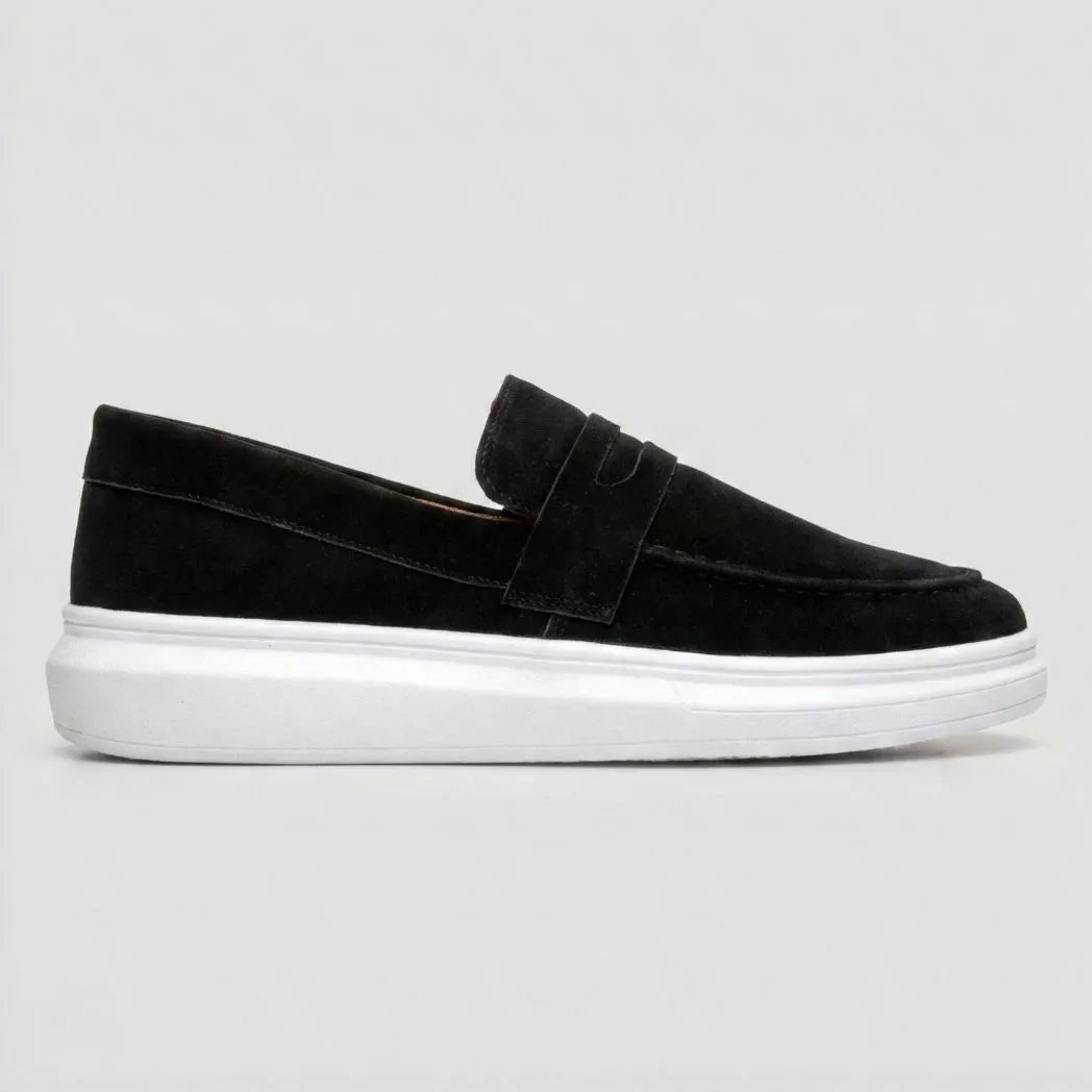 Mocassim Derby de Camurça: modelo preto de perfil, com faixa frontal e sola branca.