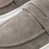 Mocassim Derby de Camurça: detalhe da textura cinza, da faixa frontal e da costura.