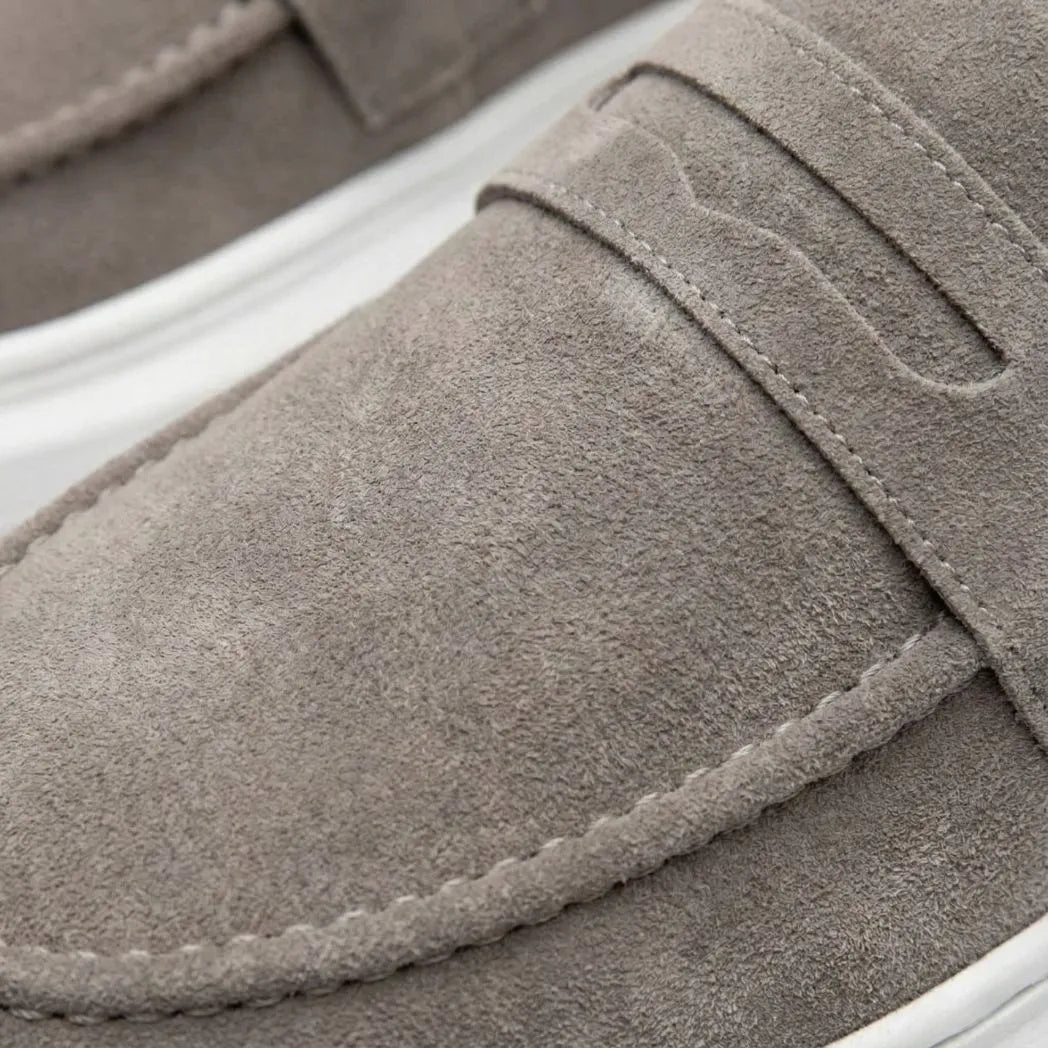 Mocassim Derby de Camurça: detalhe da textura cinza, da faixa frontal e da costura.