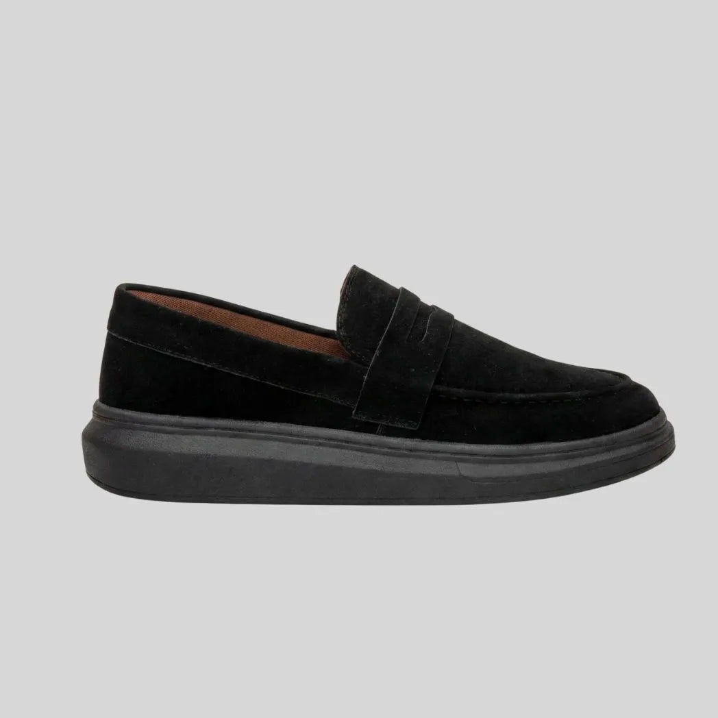 Mocassim Derby de Camurça: modelo preto de perfil, com faixa frontal e sola preta.