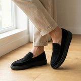 Mocassim Derby de Camurça: par preto com sola preta usado com calça clara dobrada na barra.