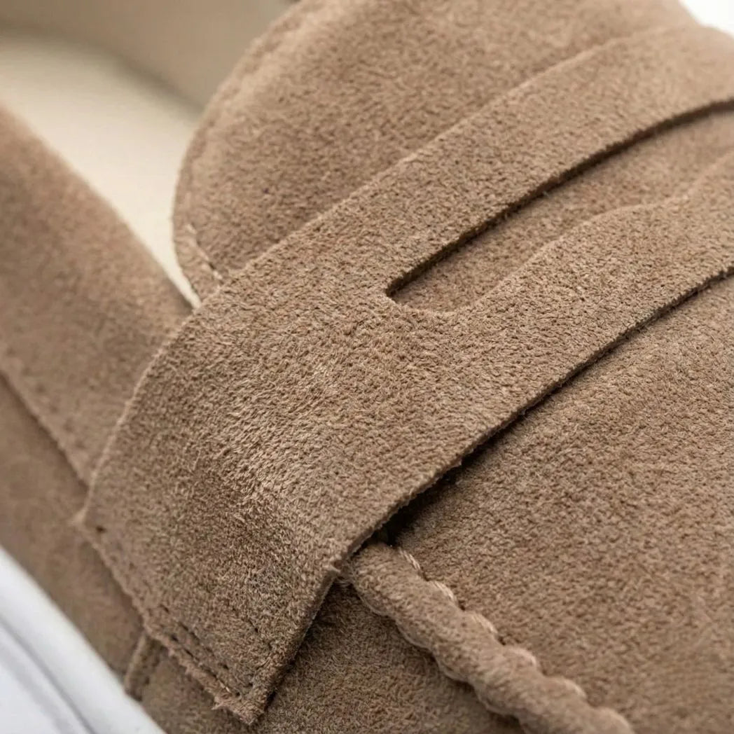Mocassim Derby de Camurça: detalhe da textura bege, da faixa frontal e da costura.