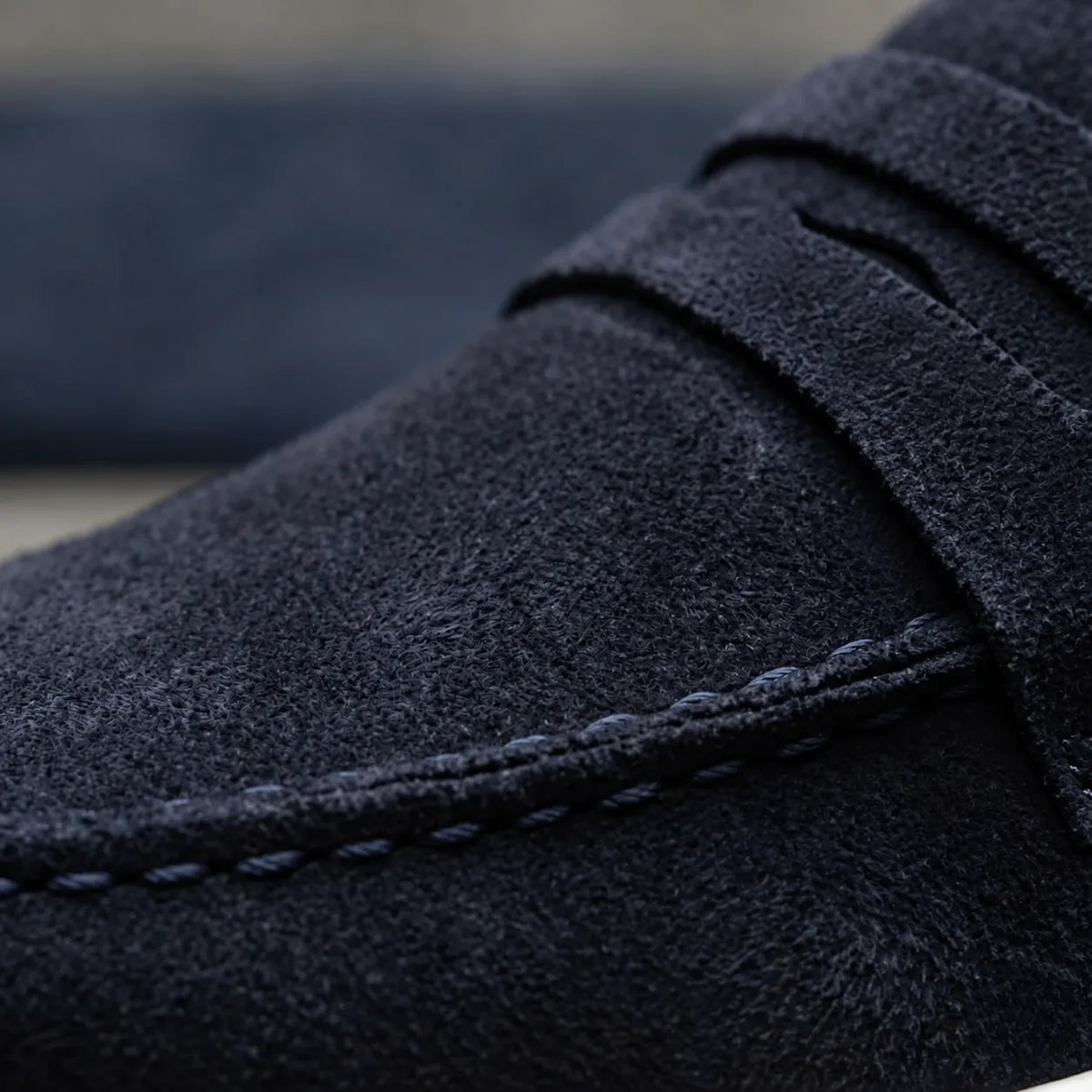 Detalhe da faixa penny de camurça azul e das costuras do Mocassim Derby de Camurça Azul.