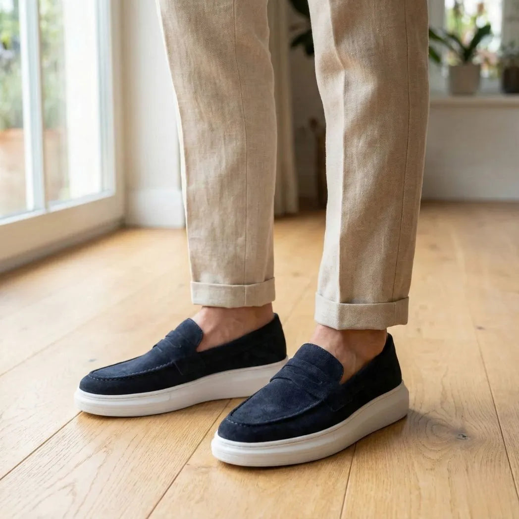 Mocassim Derby de Camurça: par azul-escuro com sola branca usado com calça clara dobrada na barra.
