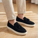 Mocassim Derby de Camurça com Guizos na cor preto, usado com calça clara de barra dobrada.