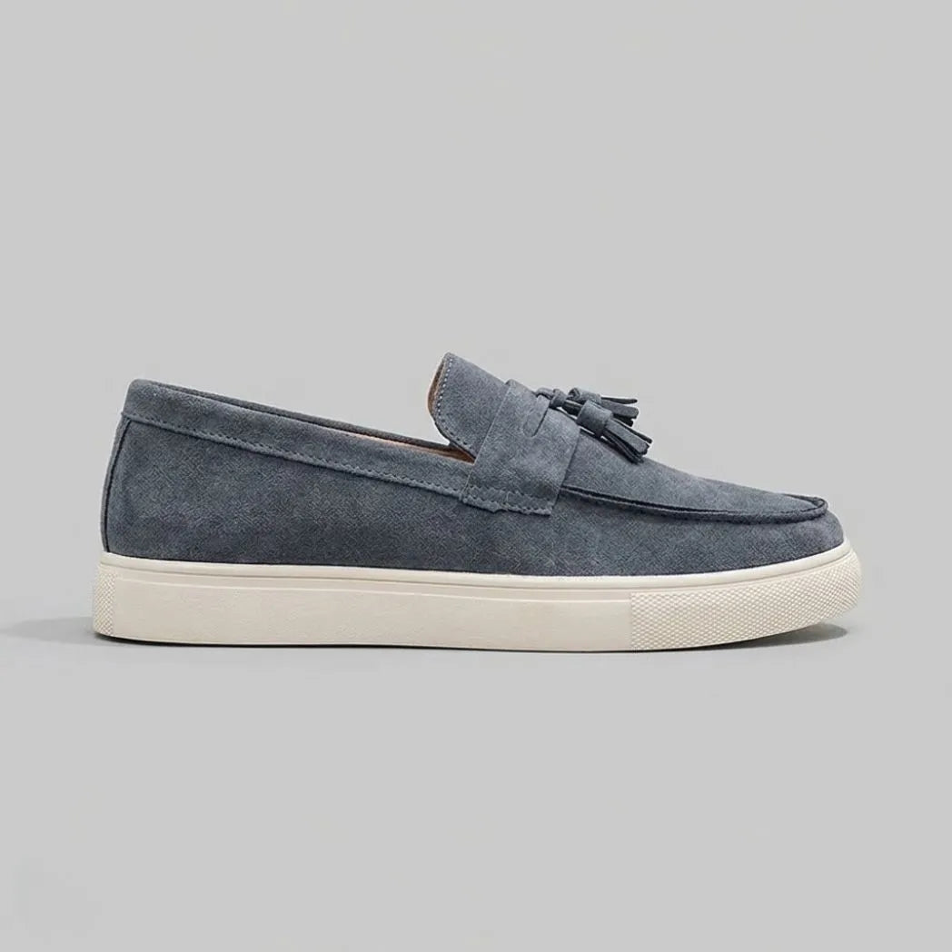 Mocassim Derby de Camurça com Guizos na cor cinza, em vista lateral.