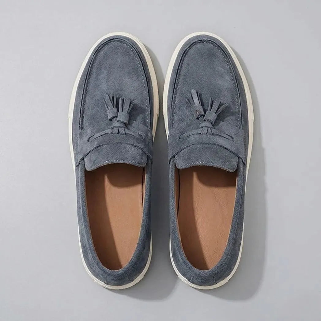 Par do modelo Mocassim Derby de Camurça com Guizos, na cor cinza, visto de cima.