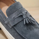 Detalhe das franjas e das costuras do Mocassim Derby de Camurça com Guizos cinza.