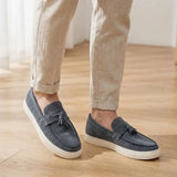 Mocassim Derby de Camurça com Guizos na cor cinza, usado com calça clara de barra dobrada.