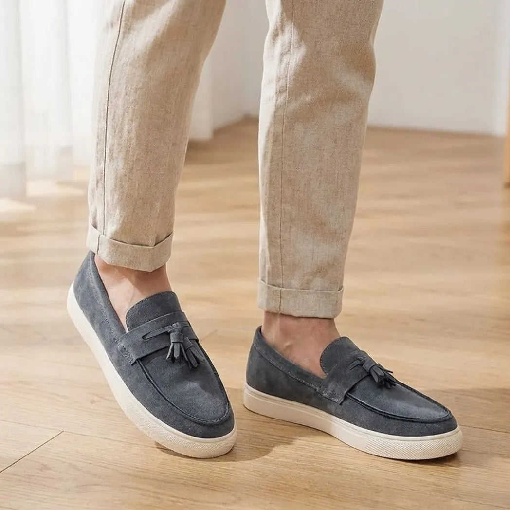 Mocassim Derby de Camurça com Guizos na cor cinza, usado com calça clara de barra dobrada.