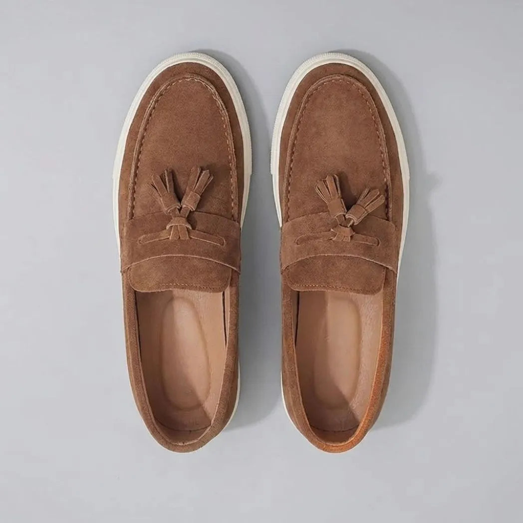 Par do modelo Mocassim Derby de Camurça com Guizos, na cor marrom, visto de cima.
