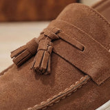 Detalhe das franjas e das costuras do Mocassim Derby de Camurça com Guizos marrom.