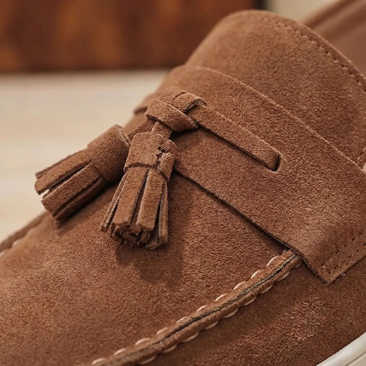 Detalhe das franjas e das costuras do Mocassim Derby de Camurça com Guizos marrom.