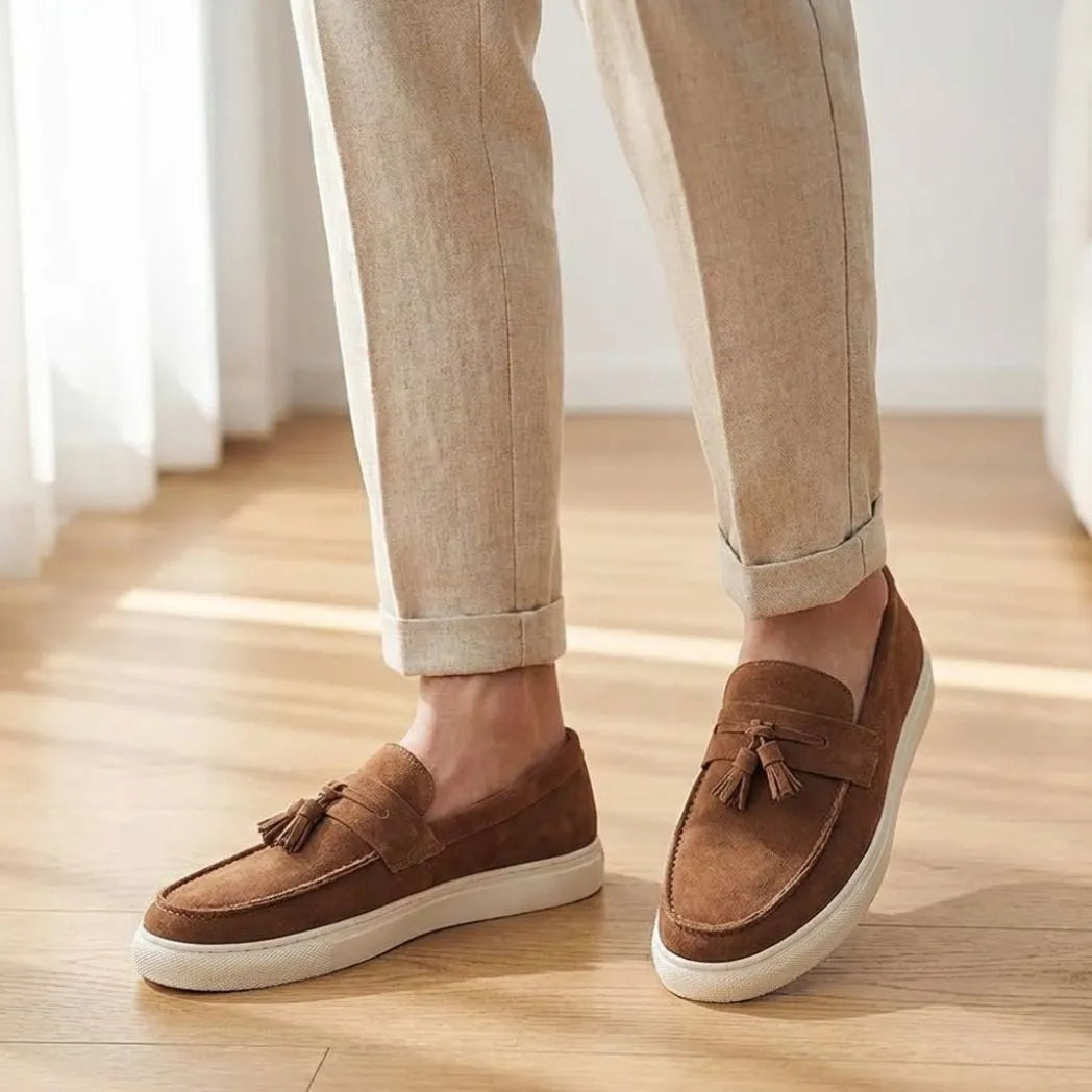 Mocassim Derby de Camurça com Guizos na cor marrom, usado com calça clara de barra dobrada.