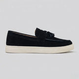 Mocassim Derby de Camurça com Guizos na cor preto, em vista lateral.