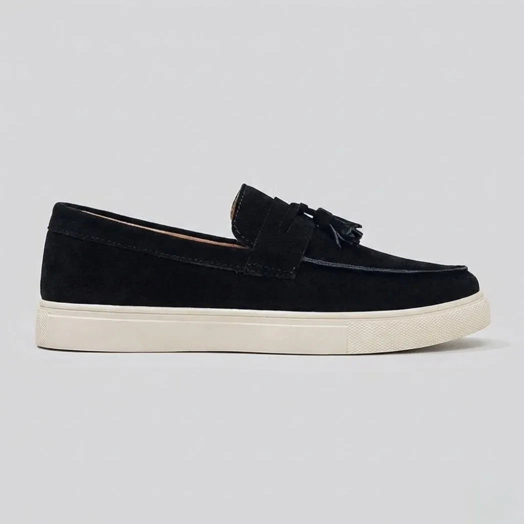 Mocassim Derby de Camurça com Guizos na cor preto, em vista lateral.