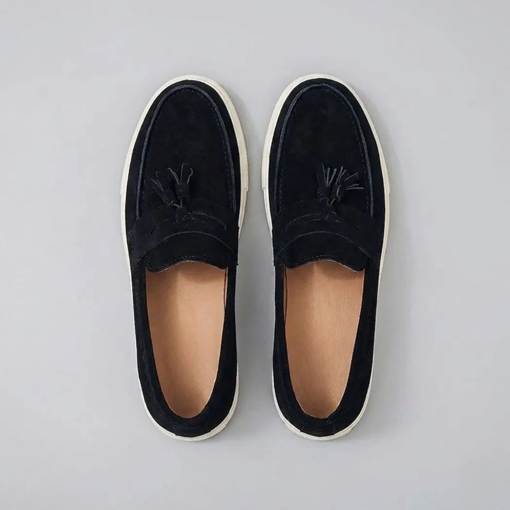 Par do modelo Mocassim Derby de Camurça com Guizos, na cor preto, visto de cima.
