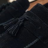 Detalhe das franjas e das costuras do Mocassim Derby de Camurça com Guizos preto.