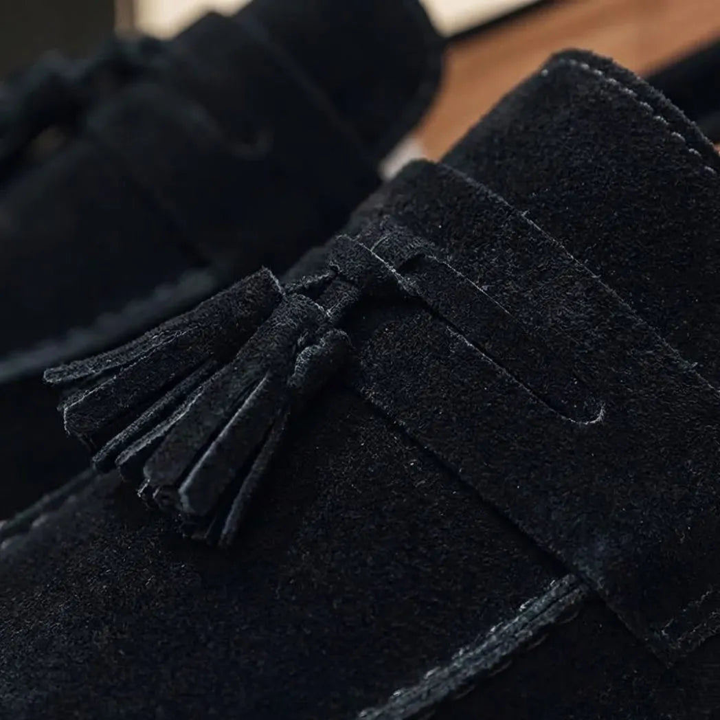 Detalhe das franjas e das costuras do Mocassim Derby de Camurça com Guizos preto.