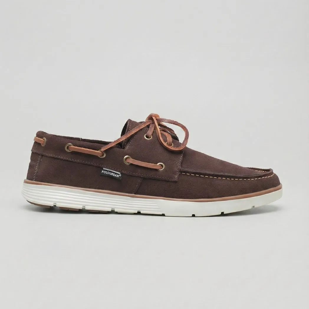 Mocassim Dockside de Camurça: modelo marrom-escuro de perfil, com cadarços marrons e sola branca.
