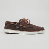 Mocassim Dockside de Camurça: modelo marrom-escuro de perfil, com cadarços marrons e sola branca.