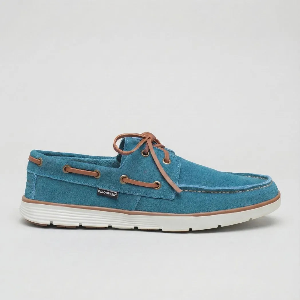 Mocassim Dockside de Camurça: modelo azul de perfil, com cadarços marrons e sola branca.