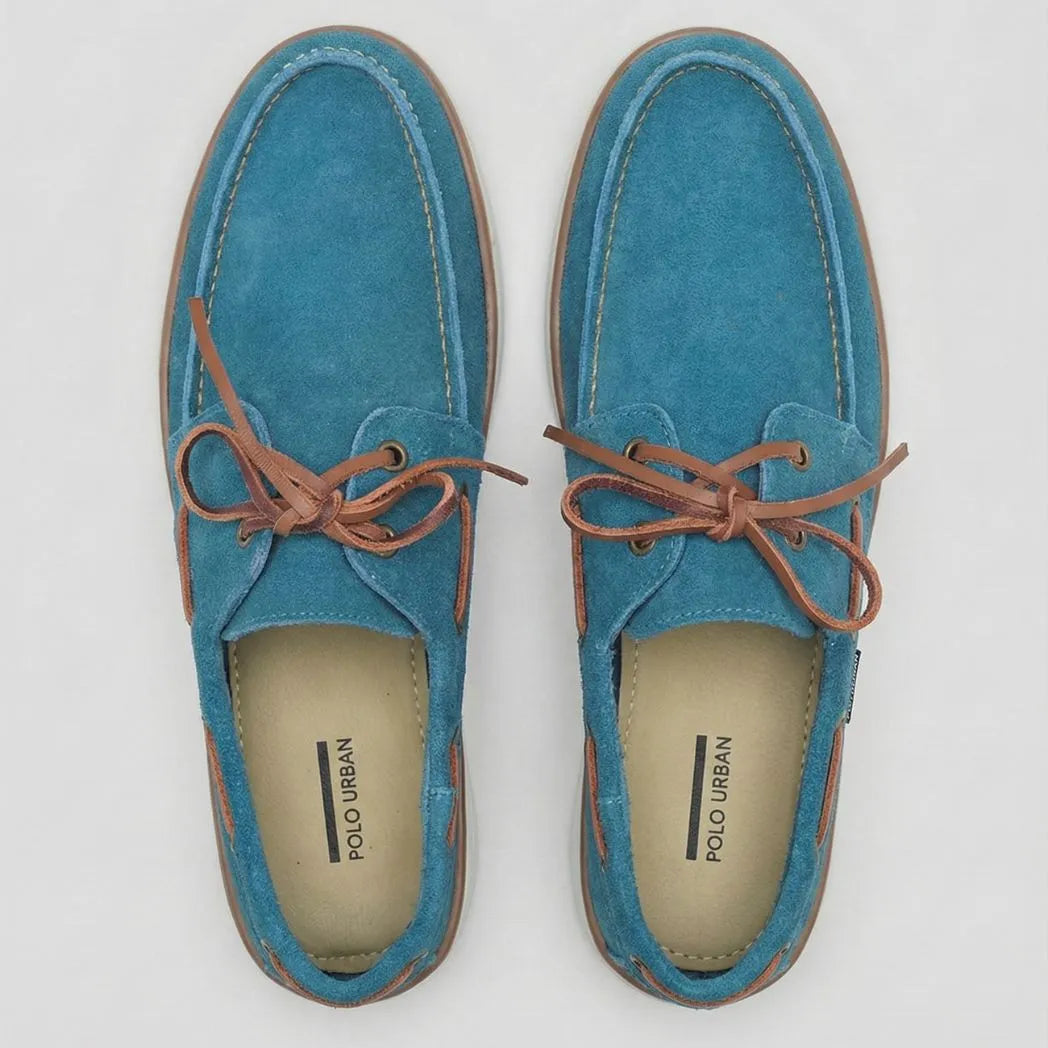 Mocassim Dockside de Camurça: par azul visto de cima, com cadarços marrons e costura clara.