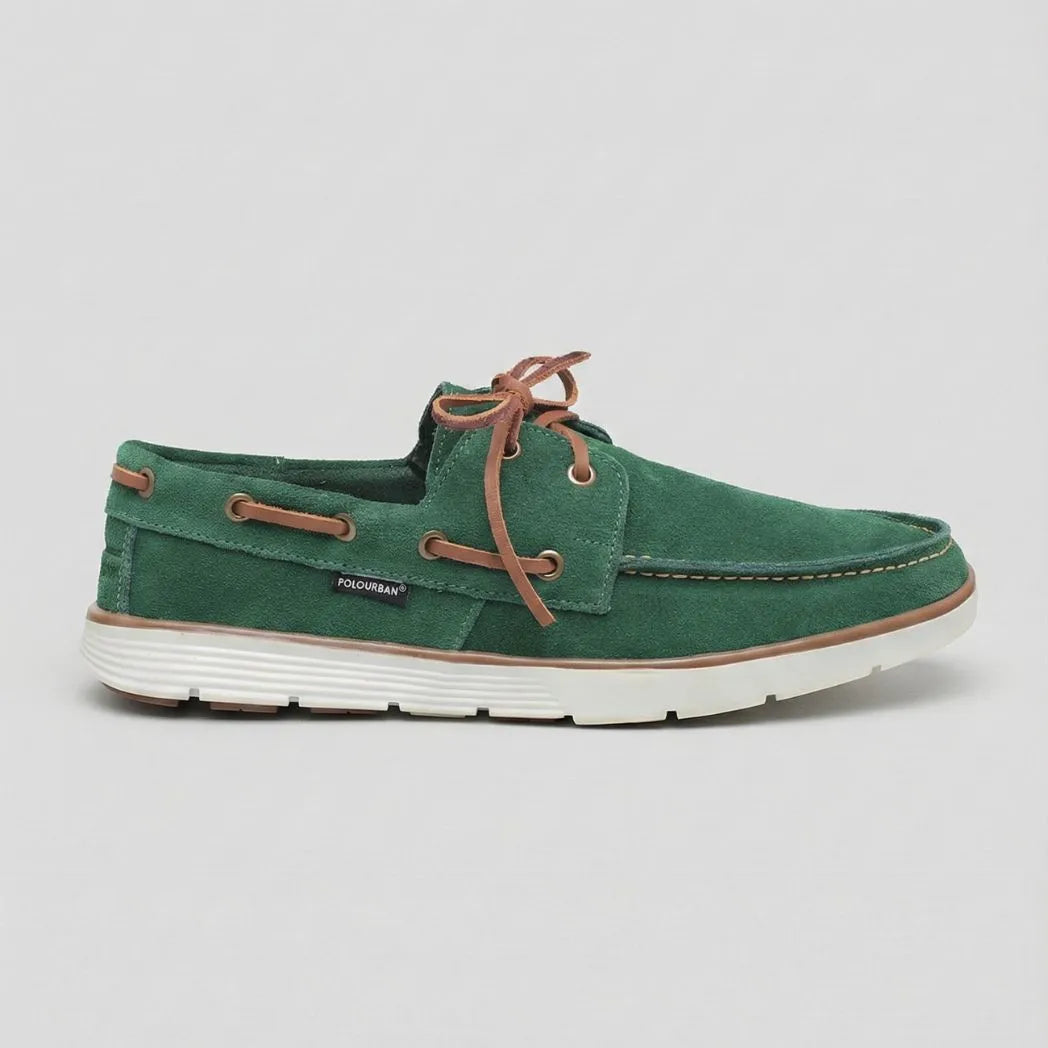 Mocassim Dockside de Camurça: modelo verde de perfil, com cadarços marrons e sola branca.