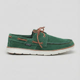Mocassim Dockside de Camurça: modelo verde de perfil, com cadarços marrons e sola branca.