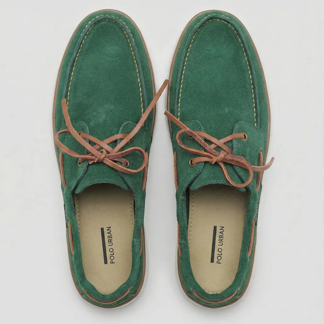 Mocassim Dockside de Camurça: par verde visto de cima, com cadarços marrons e costura clara.