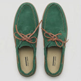 Mocassim Dockside de Camurça: par verde visto de cima, com cadarços marrons e costura clara.