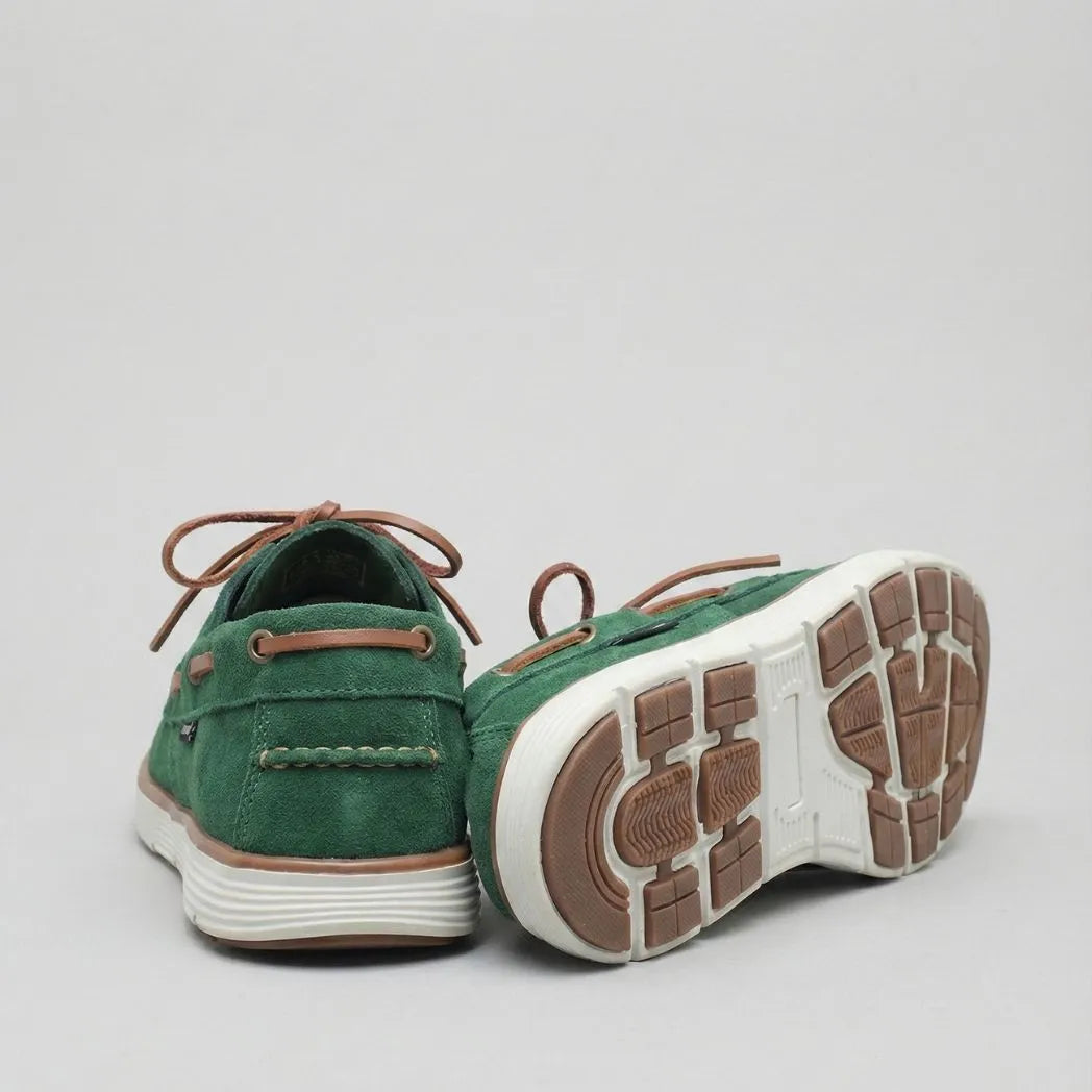 Mocassim Dockside de Camurça: par verde com um sapato virado, mostrando a sola branca com detalhes marrons.