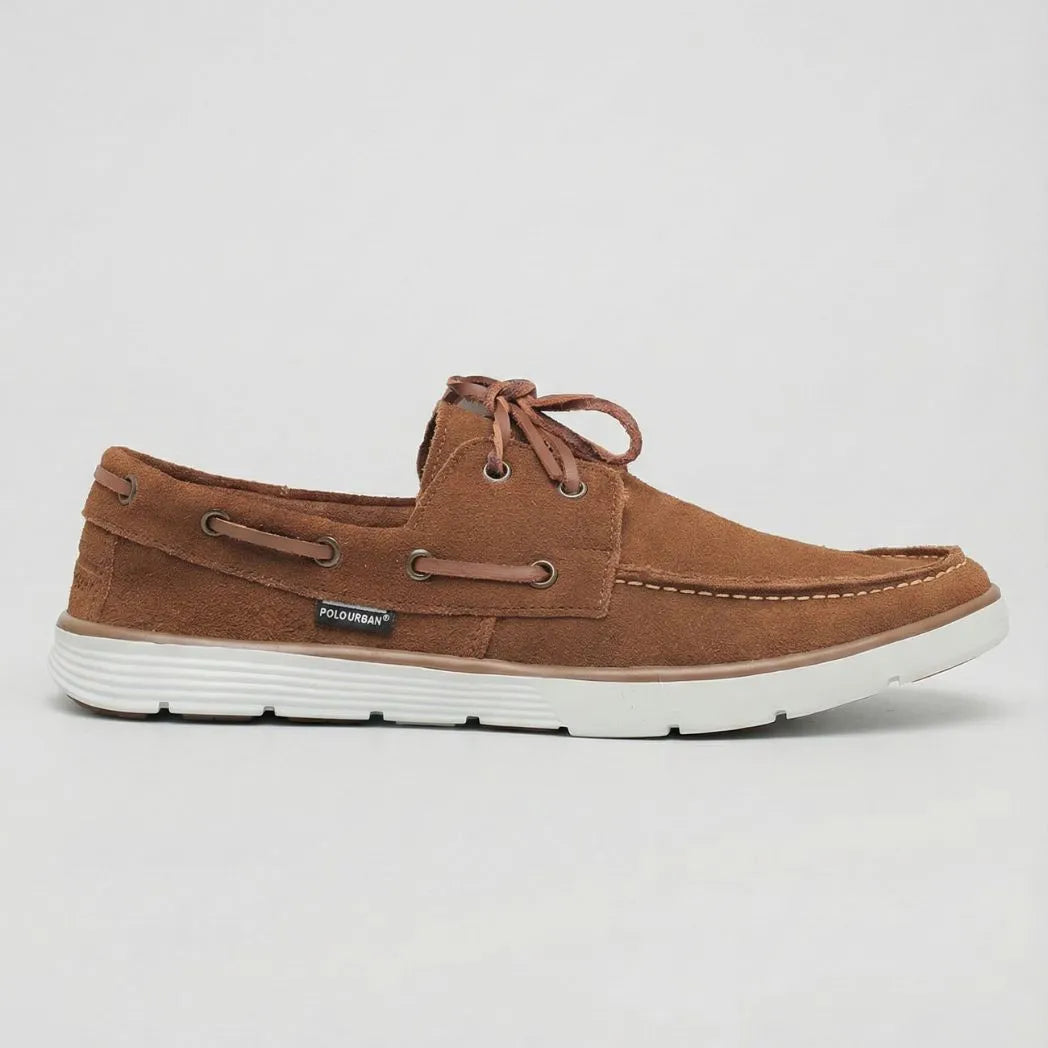 Mocassim Dockside de Camurça: modelo marrom de perfil, com cadarços e sola branca.