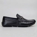 Mocassim Driver Aero Bit com Fivela: modelo preto de perfil, com ferragem frontal escura e costura aparente.