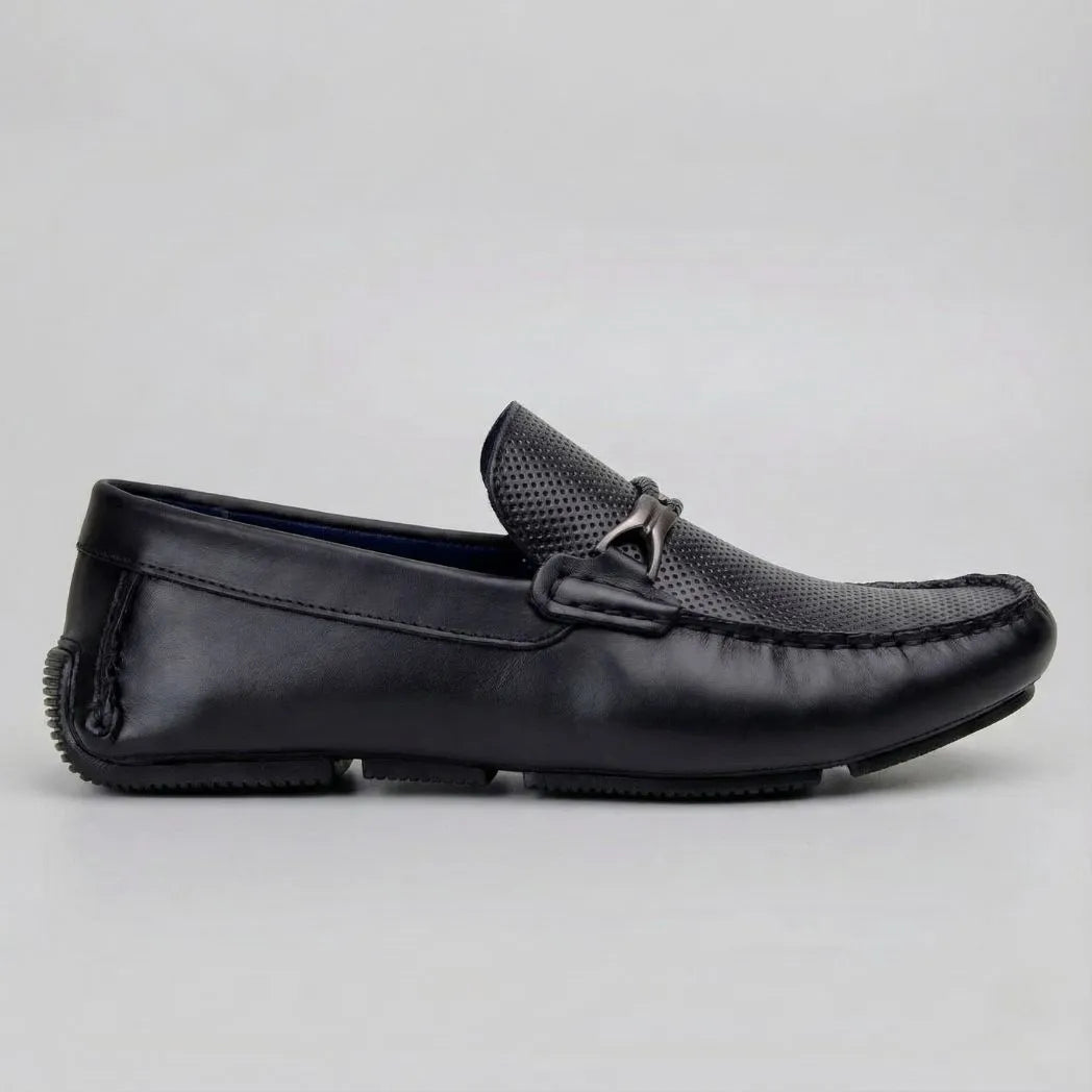 Mocassim Driver Aero Bit com Fivela: modelo preto de perfil, com ferragem frontal escura e costura aparente.